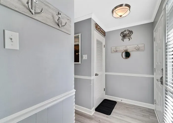 South Winds 2-updated Condo-beach Views-walk To Hangout-free Parking Apartment